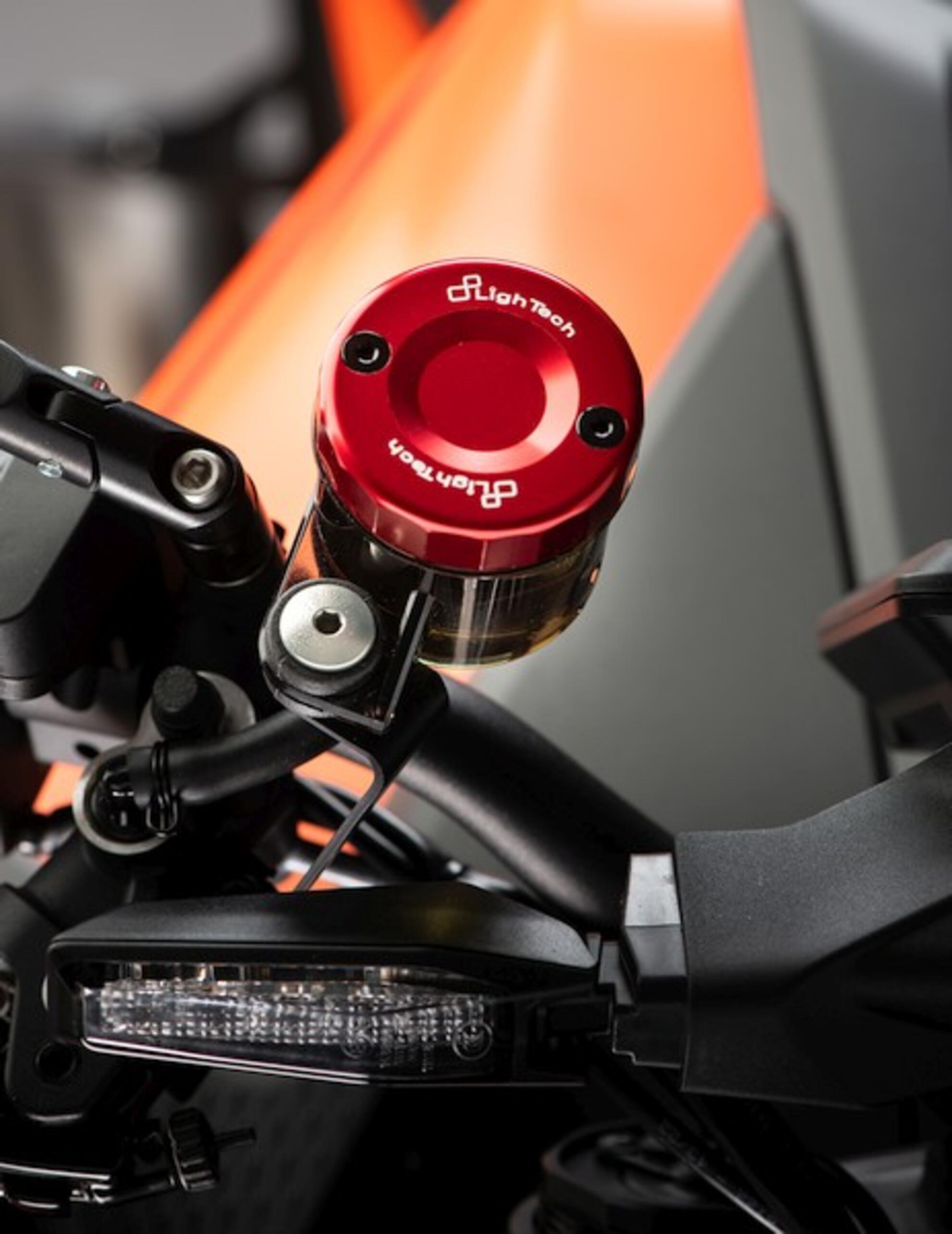 Ausgleichsbehälter-Deckel Vorne LighTech Ducati Panigale 1199/S/R (12-17) FBC04