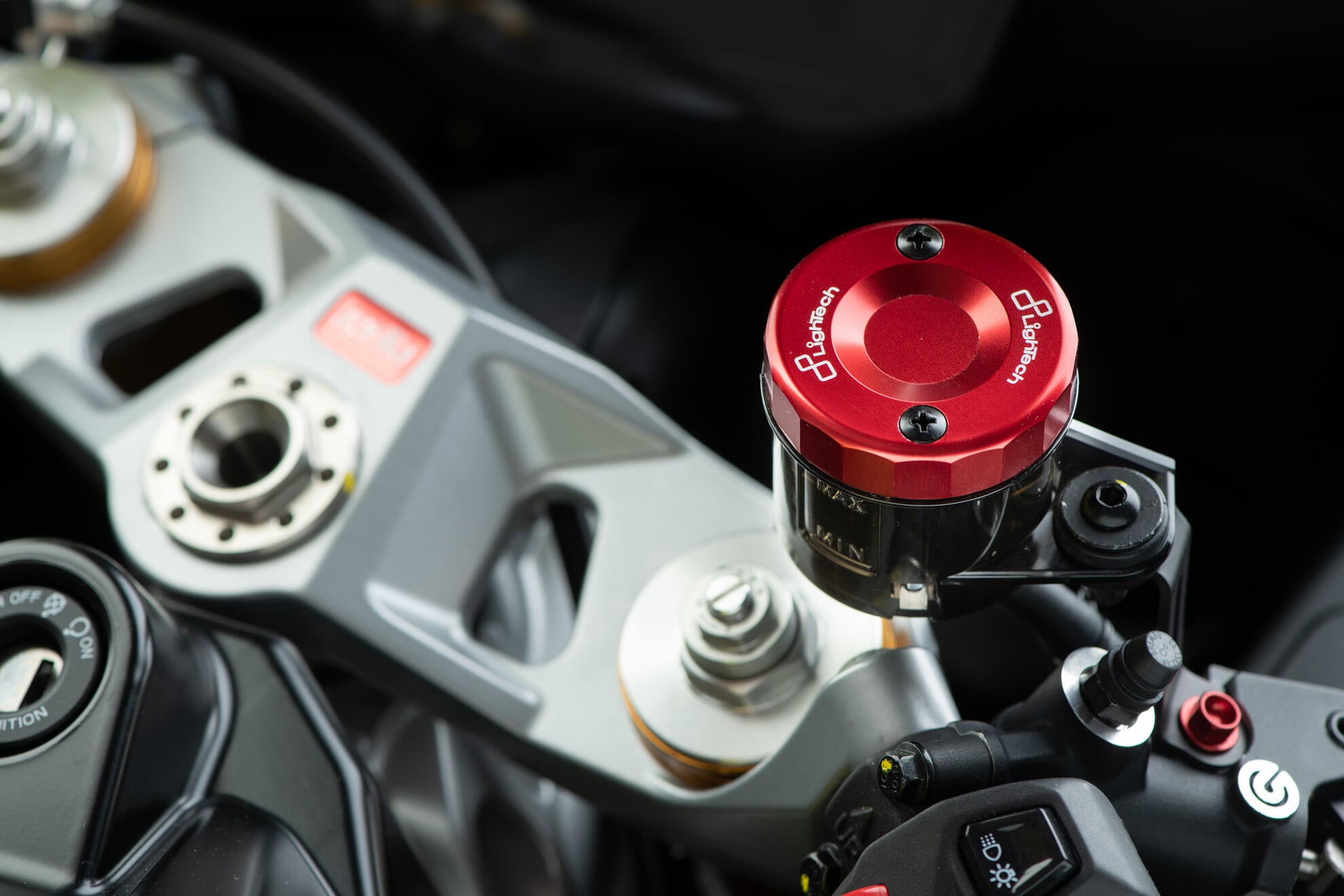 Ausgleichsbehälter-Deckel Vorne LighTech Ducati Panigale 1199/S/R (12-17) FBC04