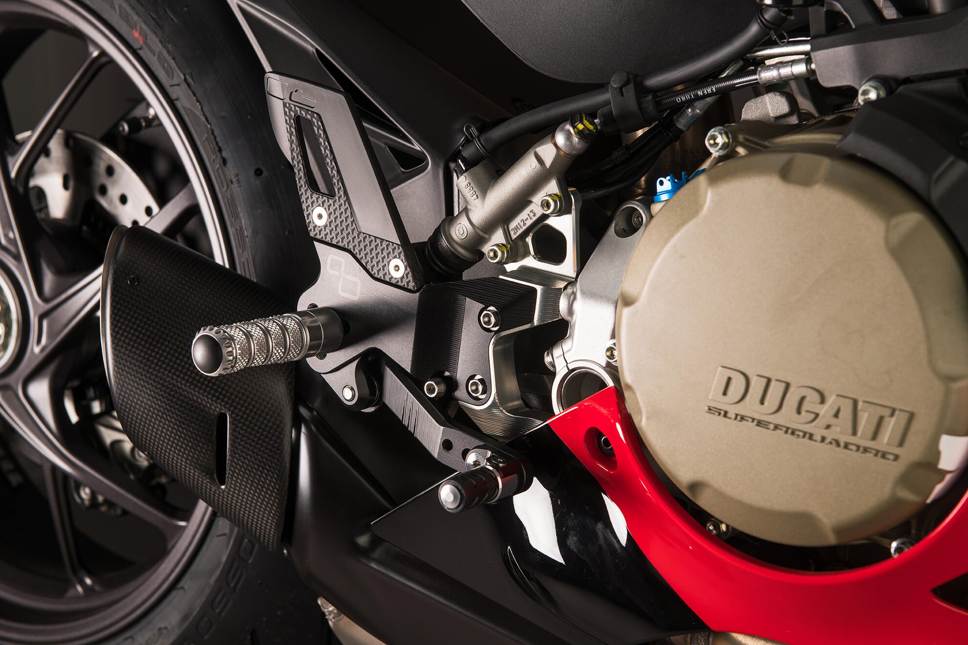 Fußrastenanlage Track-Use LighTech Umkehrschaltung Ducati Panigale 1299/S (15-18) FTRDU014